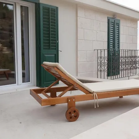 Dama In Makarska, Whirlpool Makarska