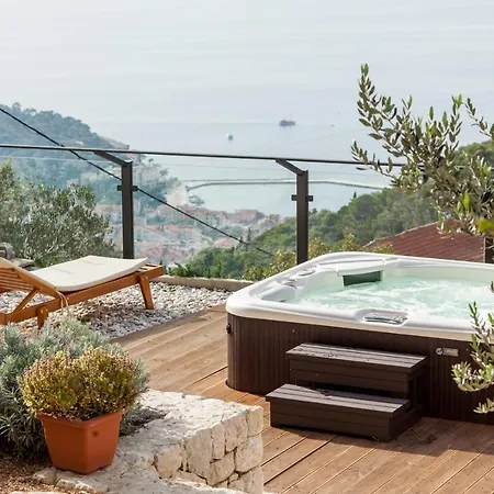 Dama In Makarska, Whirlpool